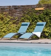 deux chaises longues au bord de la piscine