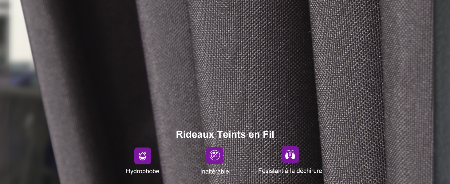 Gros plan d'un rideau textile gris foncé à plis verticaux. La superposition de texte en français mentionne « Rideaux Teints en Fil » (rideaux teints en fil).