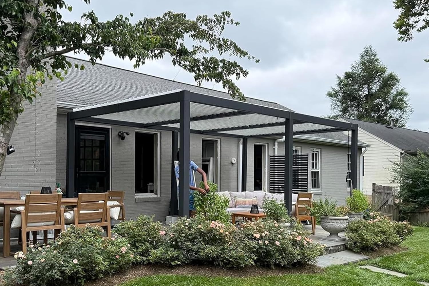 etezen - pergola bioclimatique - 6,35x3,5m - aluminium gris, poteaux blancs, lames orientables