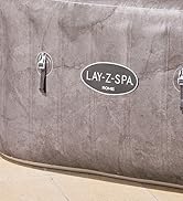 Le texte « etezen » sur une surface texturée grise semble porter la marque de l'équipement du spa ou de la piscine.