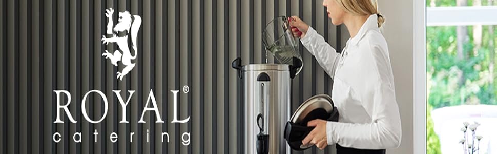 Femme en chemise blanche utilisant une élégante machine à café. Logo « etezen » visible sur un mur sombre en arrière-plan