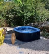 un bain à remous dans le jardin