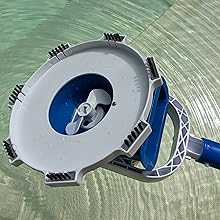 Dessous hélice avec système de clic et 7 brosses sans fil pour piscine etezen Marvelix.